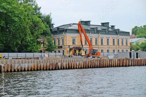 Canvas Print reconstruction of the embankment of the canal in a European city