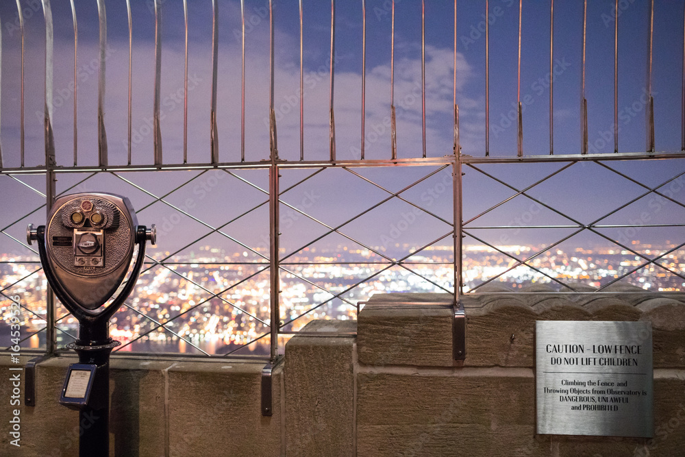 Fototapeta premium Binoculars on top of Empire State Building at Night in Manhattan, New York