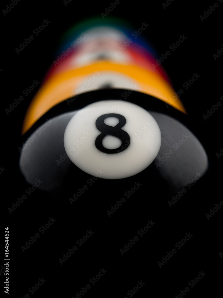 Fototapeta premium Bola billar número 8 sobre fondo negro. Vista de frente y de cerca. Copy space