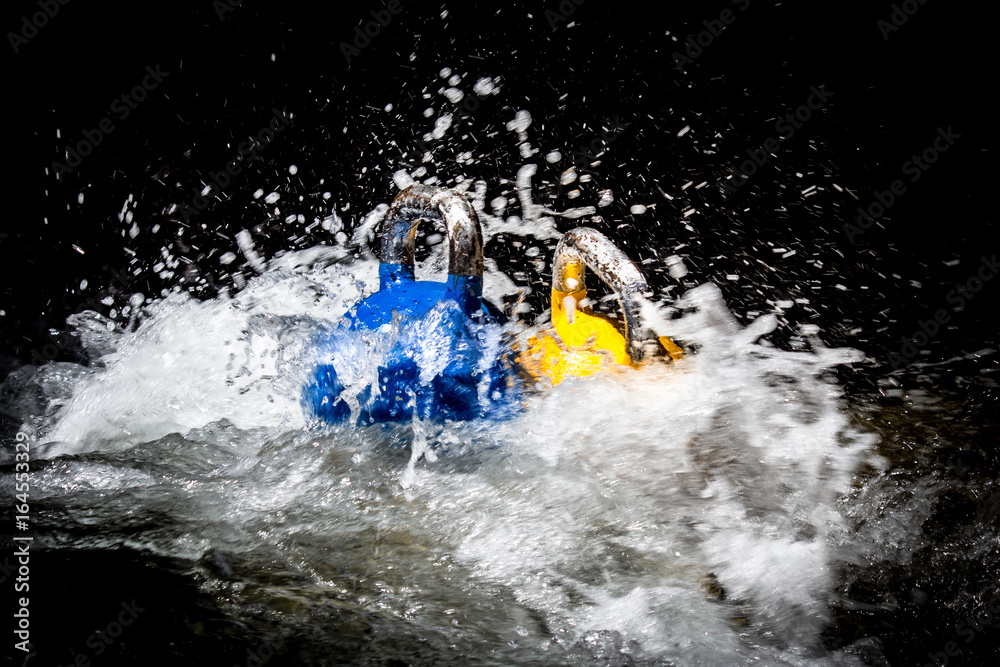 Obraz premium Waves Splashing Against Kettlebells