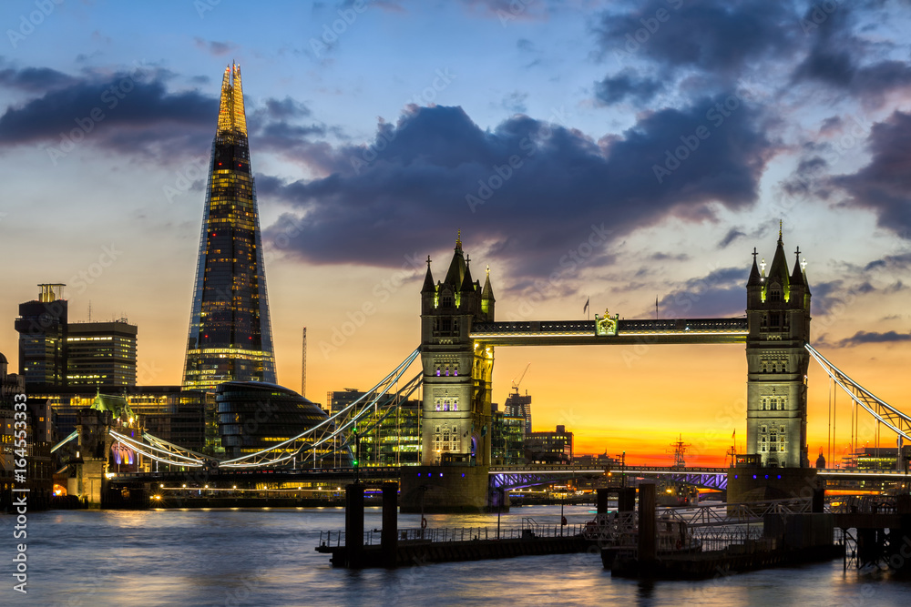 Fototapeta premium Tower Bridge, Shard, ratusz i dzielnica biznesowa w tle w nocy, Londyn, Wielka Brytania.