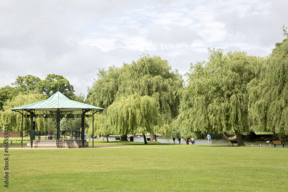 Obraz premium Willow Trees on River Bank, Stratford Upon Avon