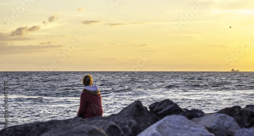 Junges Mädchen am Meer im Sonnenuntergang © parallel_dream