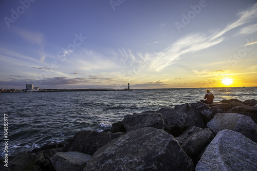 Sonnenuntergang am Hafen von Warnemünde an der Ostsee © parallel_dream