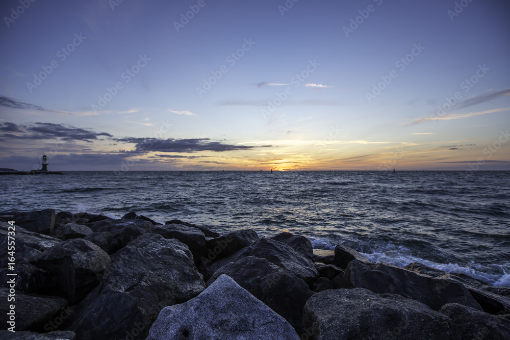Sonnenuntergang am Hafen von Warnemünde an der Ostsee