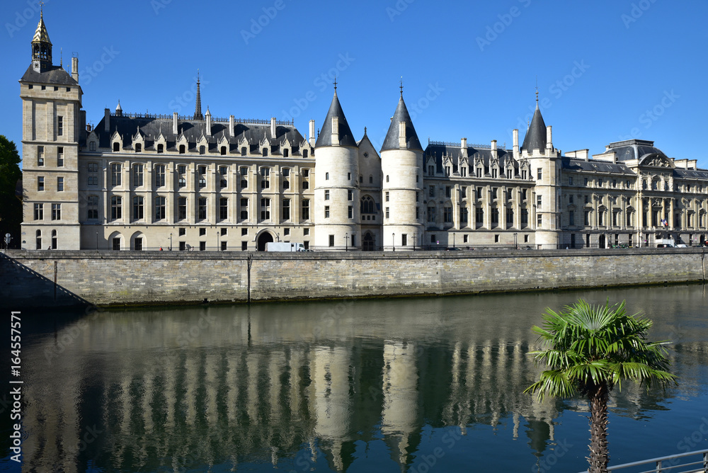 Tours de la Conciergerie et bords de Seine à Paris en été, France