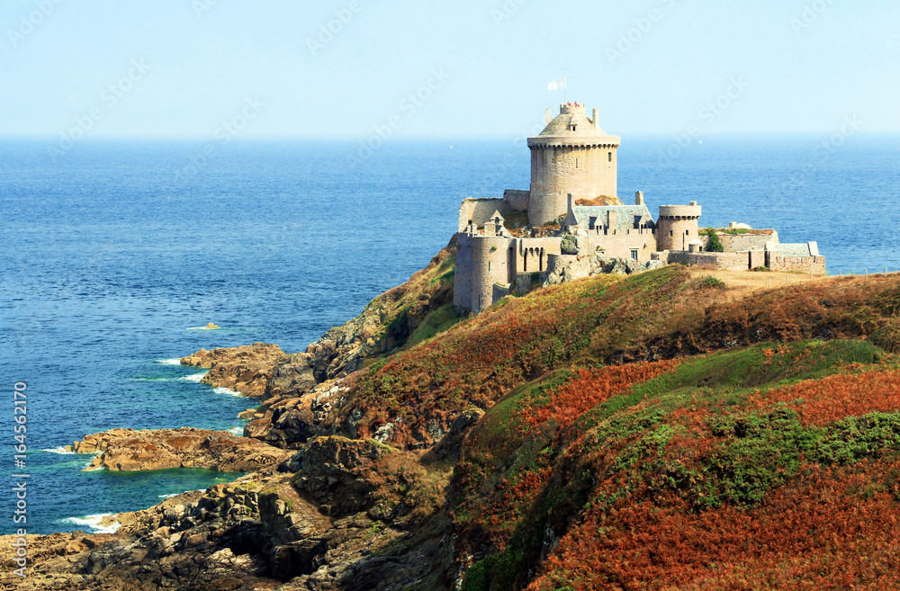 Pointe de côte bretonne occupée par un fort