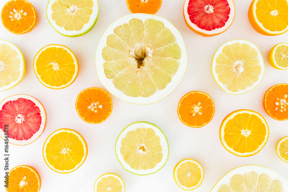 Obraz premium Citrus fruits background made of lemon, orange, grapefruit, sweetie and pomelo on white background. Flat lay, top view.