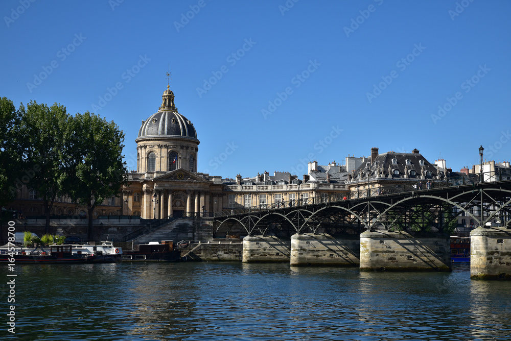 Le pont des Arts et l'Institut de France à Paris en été