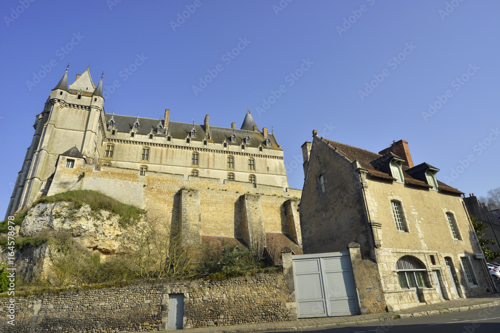 La maison et le château de Châteaudun (28200) sous le ciel bleu, département d'Eure-et-Loir en région Centre-Val de Loire, France
