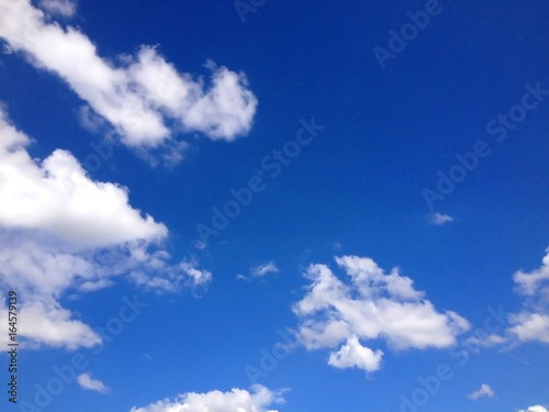 Weisse Wolken  blauer Himmel