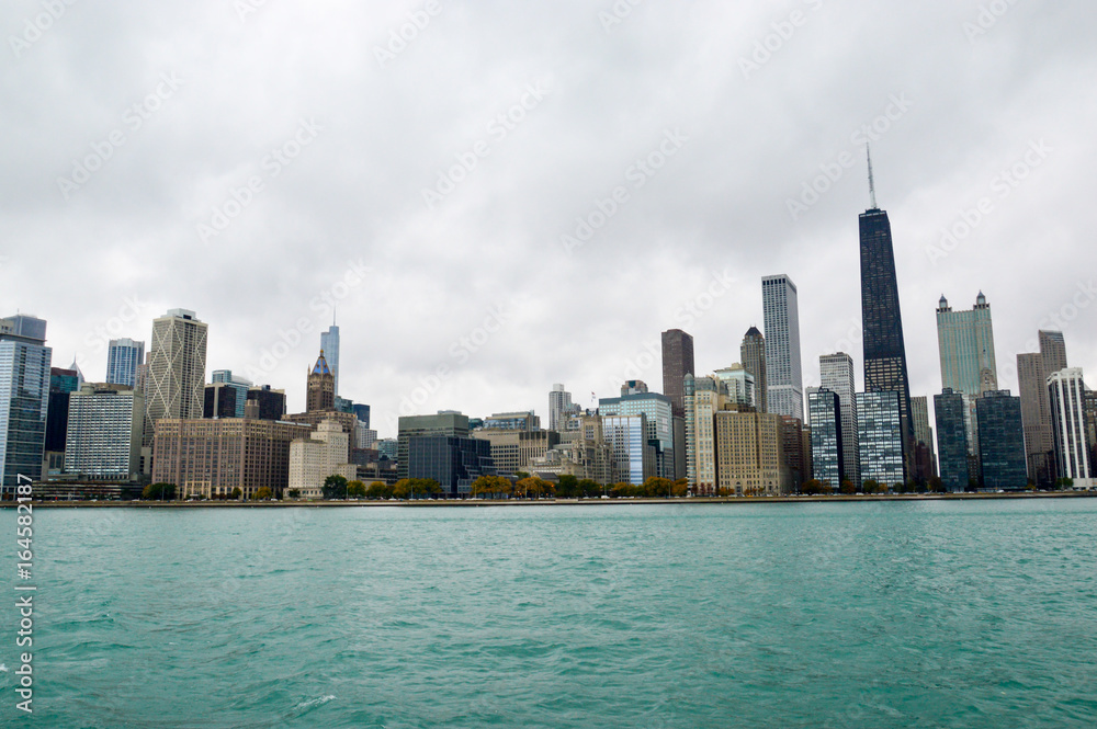 Fototapeta premium Wieżowce Chicago, miasto w stanie Illinois, słynące z fontanny i magicznych kolorów jesieni, w parku miejskim