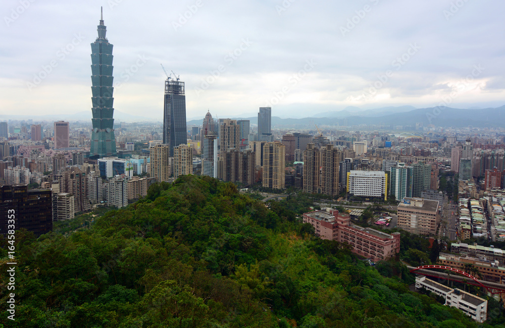 Fototapeta premium Widok na panoramę Tajpej z popularnego punktu widokowego na Elephant Mountain