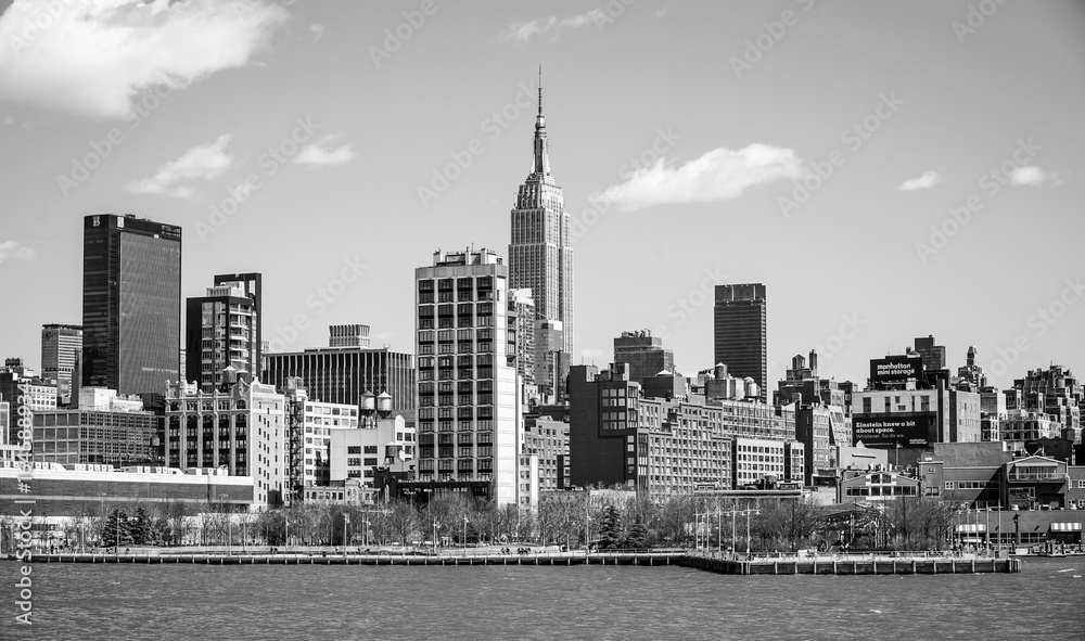 Fototapeta premium Skyline of Midtown Manhattan with Empire State Building