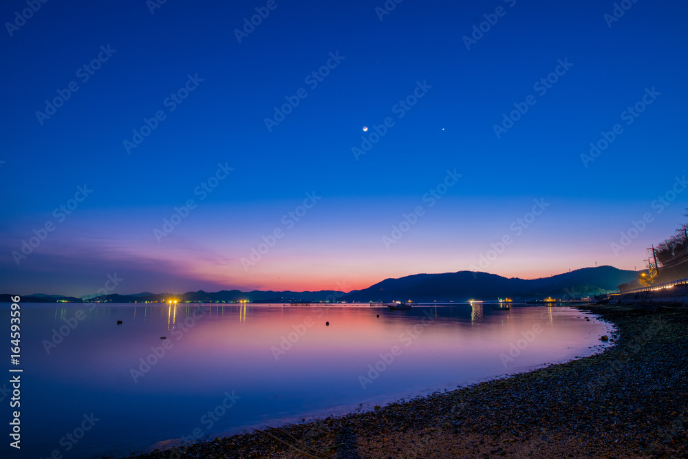瀬戸内海の夕日と月と金星 瀬戸内海の夕日と月と金星