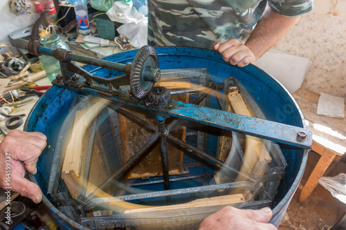 Blue Handy Centrifugal Extractor with honey comb photo