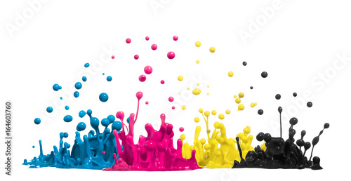 CMYK Tropfen aus Farbe oder Tinte spritzen als Symbol für Cyan Magenta Gelb und Schwarz bei Druckerfarbe im Druck photo
