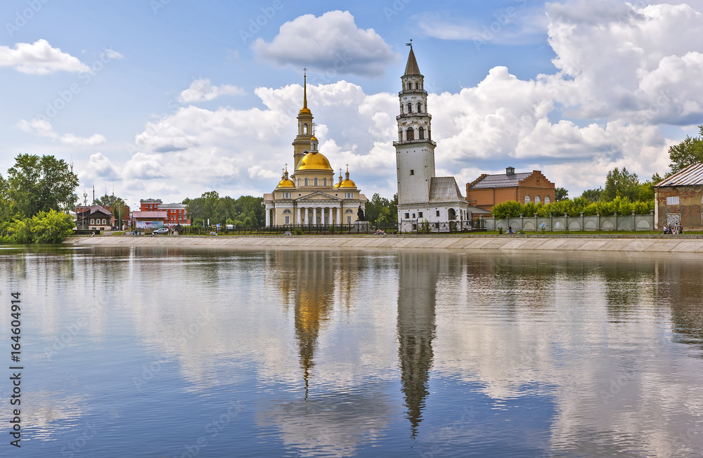 Obraz premium Наклонная башня Демидова и Спасо-Преображенский собор на берегу пруда. Невьянск. Свердловская область