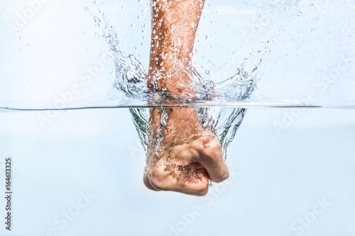 Obraz na płótnie Male fist through the water w salonie