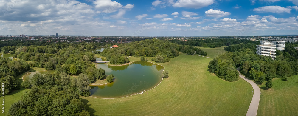 Naklejka premium Ostpark München, ein grüner Park mit See im Inneren im Sommer