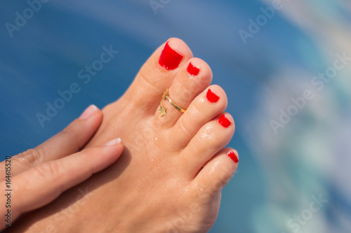 Dedos de los pies con uñas pintadas en rojo. photo