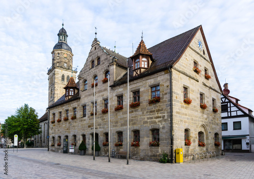 Rathaus in Altdorf bei blauen Himmel