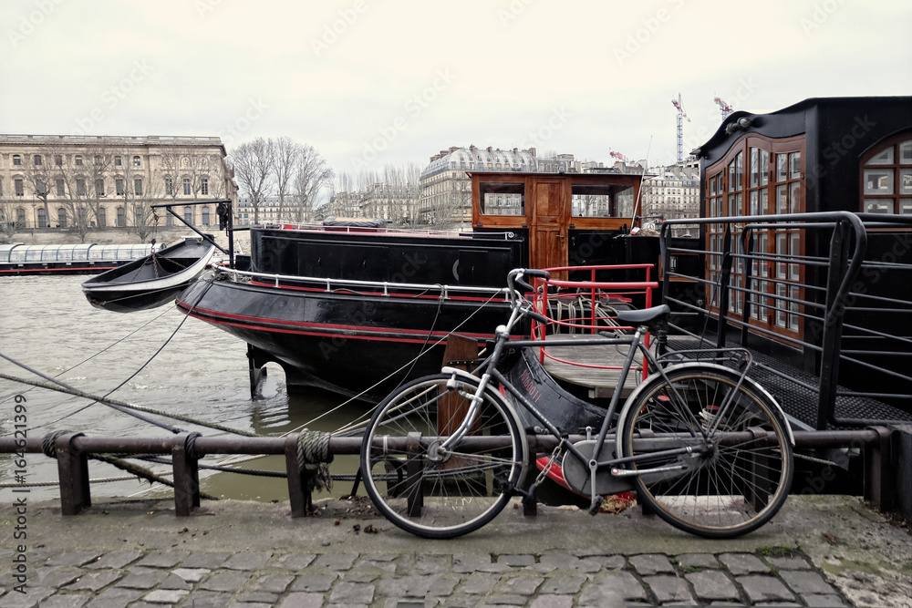 Embarcacion y bicicleta