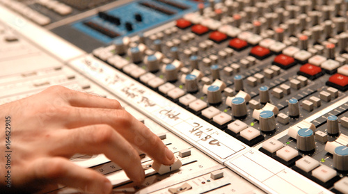 SSL Mischpult mit Beschriftung und Hand am Fader