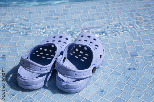 Foto small pair of children's rubber footwear for trips to the beach and in the pool