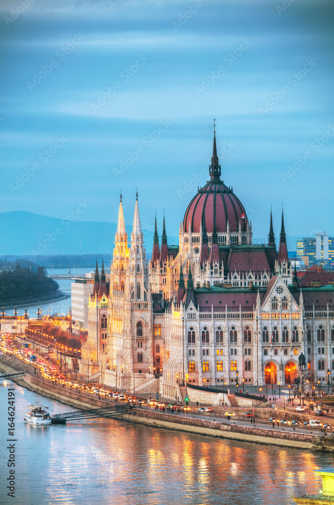 Obraz premium Budynek parlamentu w Budapeszcie na Węgrzech