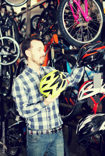 Man selects a good helmet for cycling