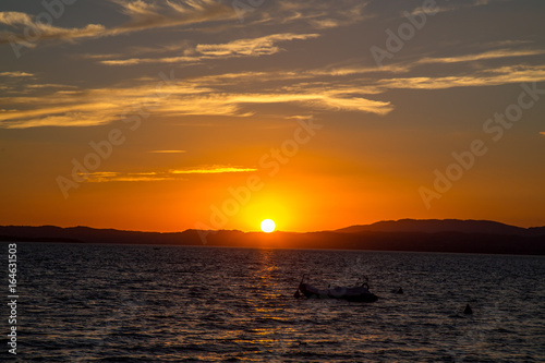 Sonnenuntergang am Gardasee mit Schleierwolken