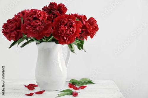 Canvastavla Vase with beautiful peony flowers on table