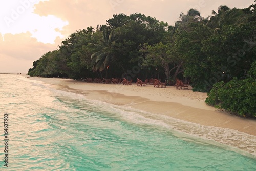 Fototapeta Naklejka Na Ścianę i Meble -  Maldives - Plage paradisiaque - coucher de soleil