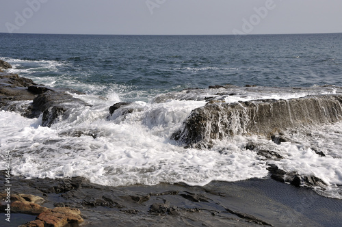 岩場に寄せる波