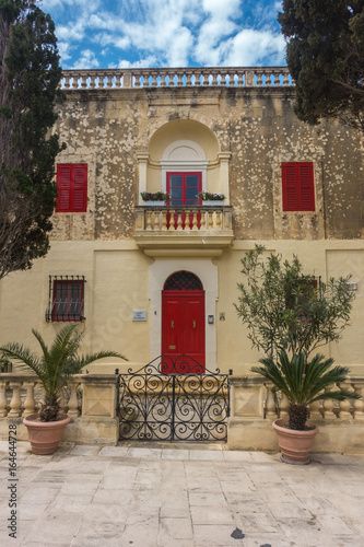 Traditional maltese building with red door and shutters  Mdina  Valletta  Maleta