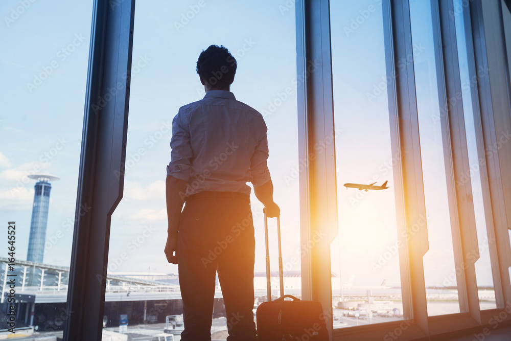 Φωτογραφία travel concept, business man silhouette in airport