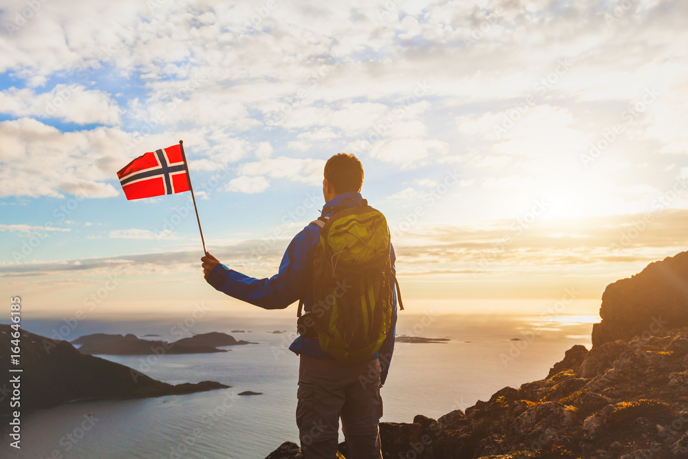 Φωτογραφία hiking in Norway, silhouette of tourist with norwegian flag looking at beautiful