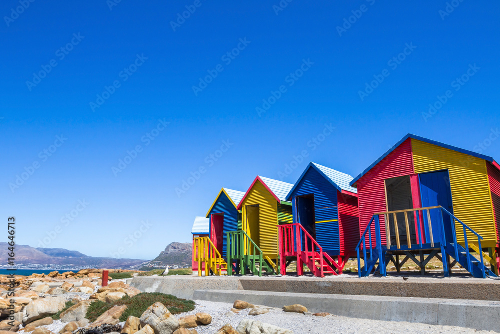 Fototapeta premium kolorowe domy na plaży w Kapsztadzie w RPA
