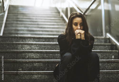Fotografia Adult Woman Sitting Look Worried on The Stairway