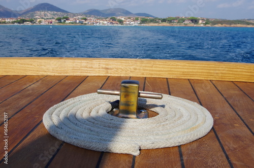 Obraz na płótnie Perfectly folded rope on a boat w salonie