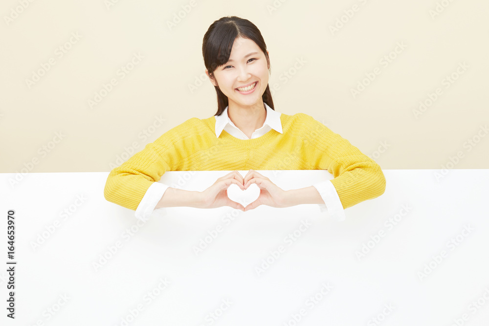 女性　メッセージボード　ハート
