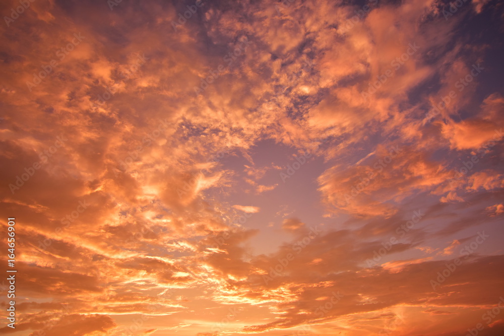 美しく染まる雲の背景イメージ