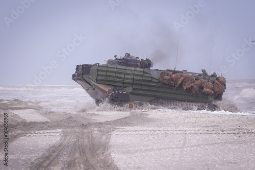 Fotografi US Navy amphibious personnel carriers take part at a NATO military exercise, on 18 March 2017, in Capu Midia, Romania