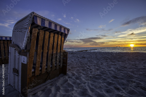 Foto Strandkörbe im Sonnenuntergang an der Ostsee