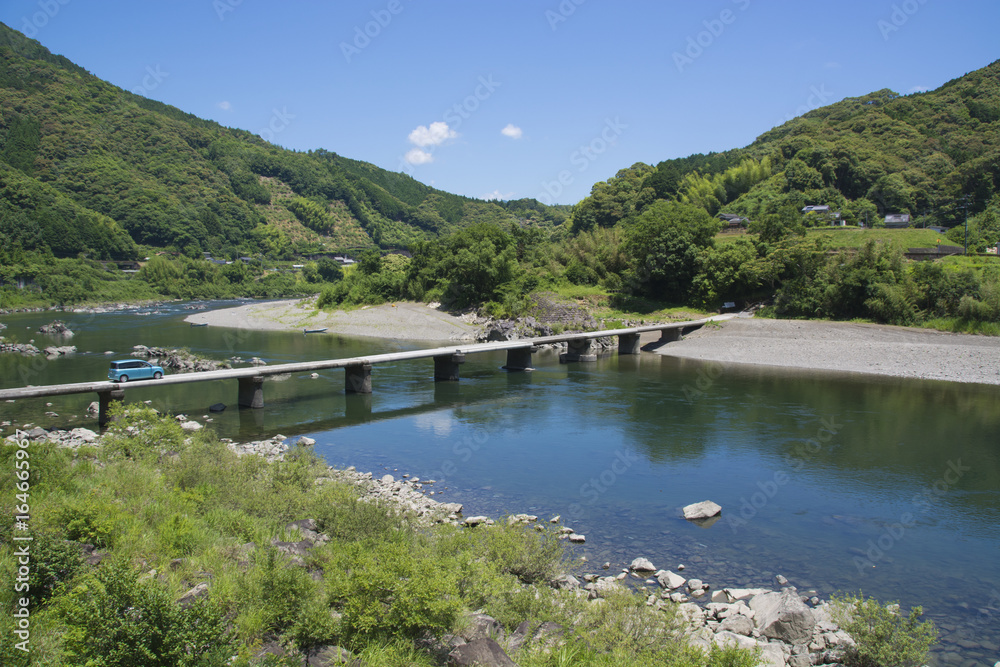 沈下橋と四万十川　Low-water crossing on Shimanto River, Kochi, Shikoku, Japan