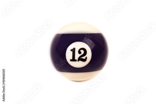 Bola de billar número 12 sobre fondo blanco aislado. Vista de frente