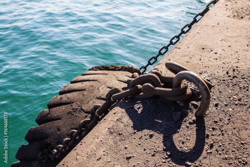 Shipping rigging chains and supports
