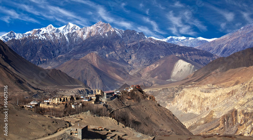 Foto Panorama of Jarkot village in Mustang on Annapurna Circuit trek, Nepal, Himalaya