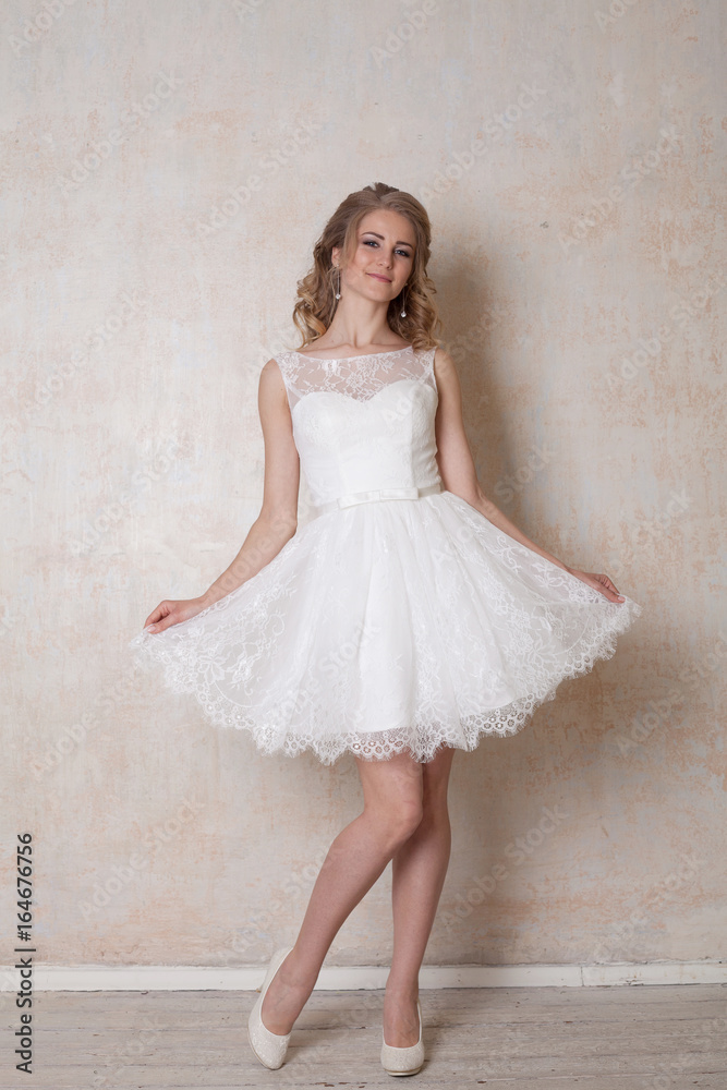 Naklejka premium beautiful bride posing wedding hairstyle and dress vintage